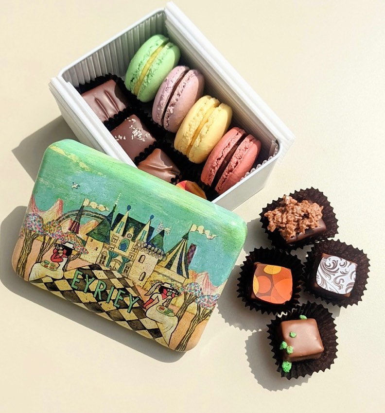 『EYRIEY マカロン＆チョコレート缶』のパッケージビジュアルを制作しました 【公式】ザ・キャビンカンパニー公式サイト